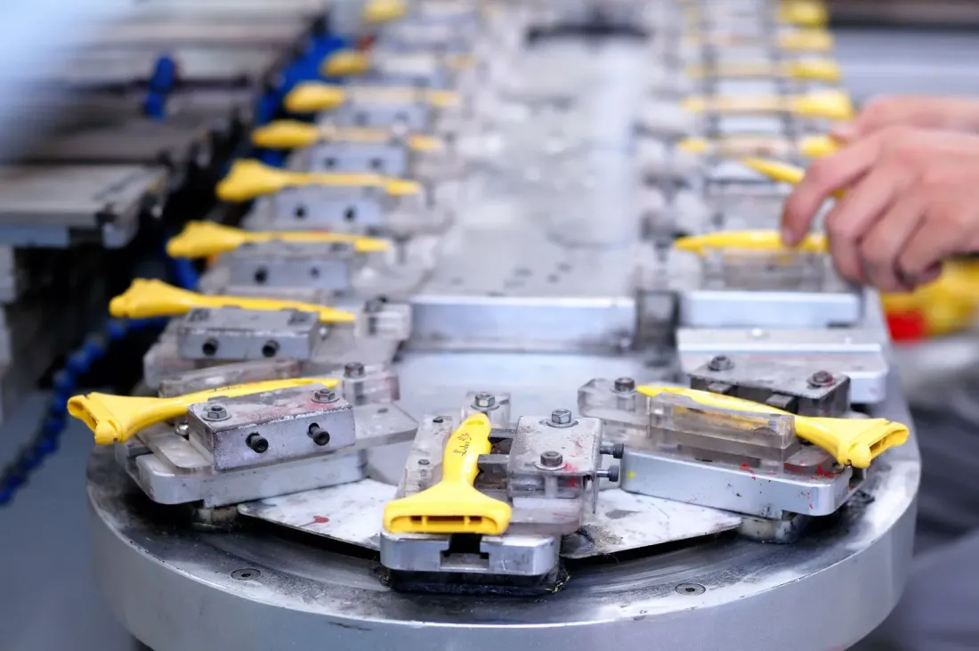 Máquina de inyección de plástico en operación