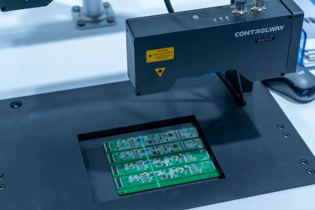 Sensor industrial inspeccionando una tarjeta electrónica