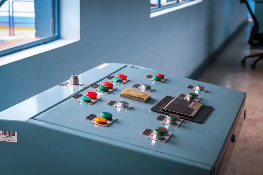 Consola de control industrial con botonera